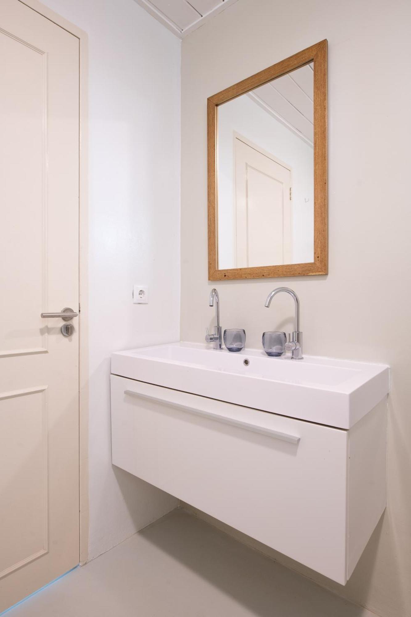 Villa At Secured Gated Resort Near Mambo Beach! 빌렘스타트 외부 사진